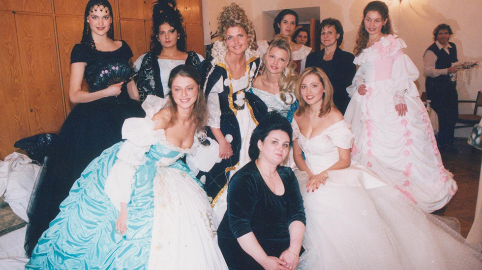 グラツィアのドレスを着た美しい女性達はミスポロニアのファイナリスト。中央ははテレサ