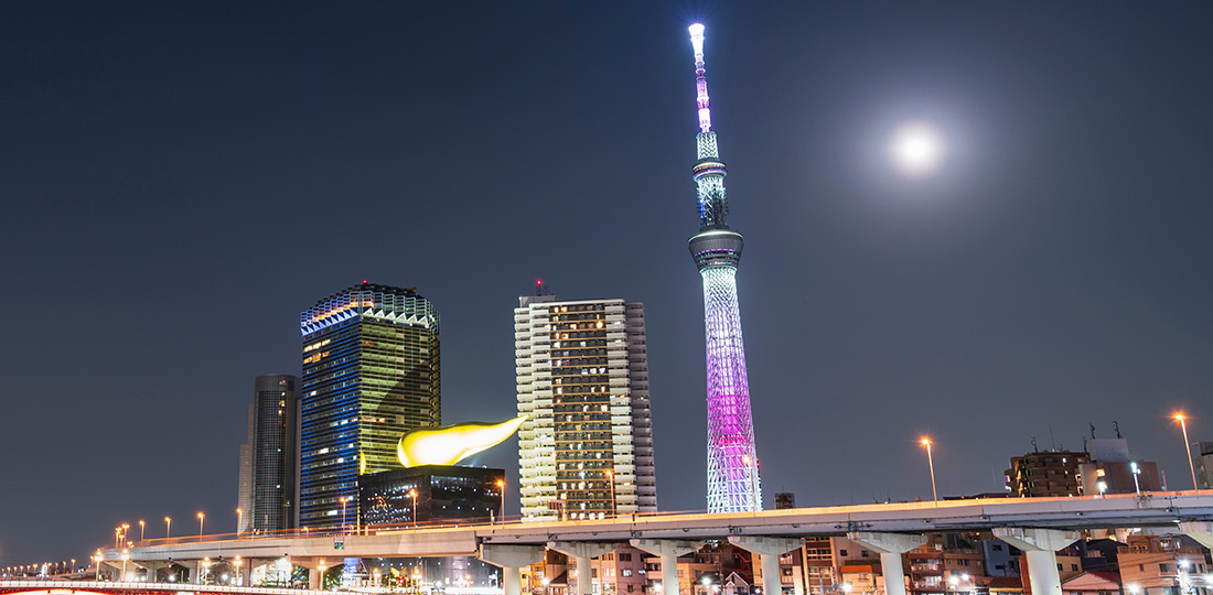 ピンクに照らされた東京のスカイツリー