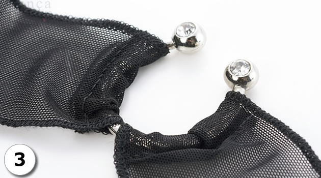 小さなイミテーションダイヤが埋め込まれています。アクセサリーは金属製で、500円玉ほどの重さがあります。