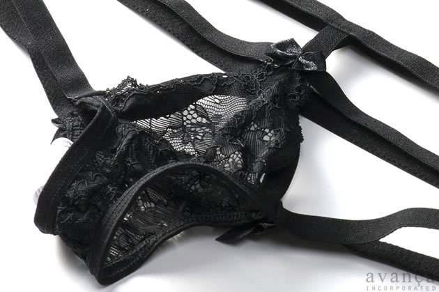 クロッチ部分に小さく黒いレースがあるだけで他はゴム紐のみ。ボンデージ風のセクシーさです。クロッチは当て布無しの1枚仕立てです。