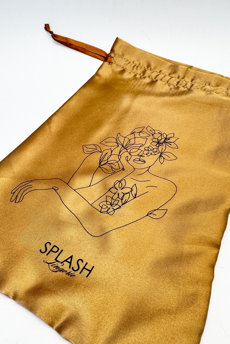 当店オリジナルトラベル巾着ポーチ。
なめらかな光沢を放つサテン調の生地に、繊細なラインアートをあしらった洗練デザイン。持つだけで、さりげないエレガンスを演出します。

ランジェリーやインナー、小物類の整理にちょうど良いコンパクトサイズ。バッグの中でもかさばらず、すっきりと収まります。

ドローストリング仕様で開閉もスムーズ。中身が見えないため、ギフトにさりげなく添えるアイテムとしてもおすすめ。気軽なプレゼントに、ささやかな特別感をプラスしてくれます。

日常にも旅にも寄り添う、上質な一枚です。