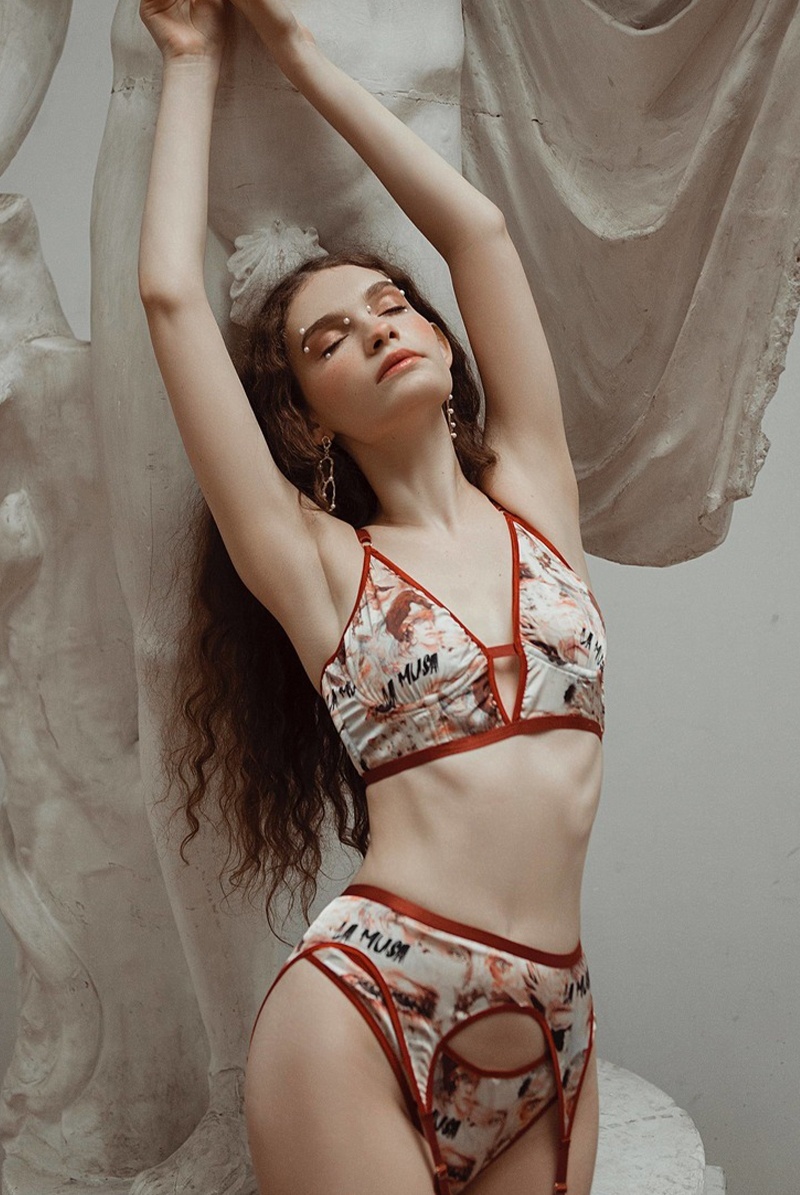 画像3: 【サンプル特別価格】Playful Red Set|ワイヤー入りブラ&ショーツ&ガーターベルトセット|ギフトBOX入り|西洋絵画・未発表モデル・サンプル・見本品|LA MUSA ラミューザ【即日発送・サイズ交換NG】輸入下着・ 高級ランジェリー   (3)