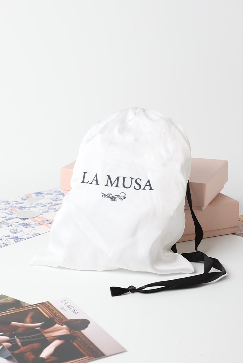 画像1: 【サンプル特別価格】White Muse Lingerie Pouch|ランジェリーポーチ・巾着|ギフトBOX入り|LA MUSAアイコンプリント・未発表モデル・サンプル・見本品|LA MUSA ラミューザ【即日発送・サイズ交換NG】輸入下着・ 高級ランジェリー   (1)